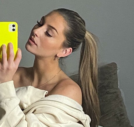 大きなお尻と巨乳のオンリーファンズ 無料セクシー ギャラリー