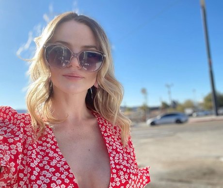 巨乳の熟女オンリーファンズ アートヌード 写真