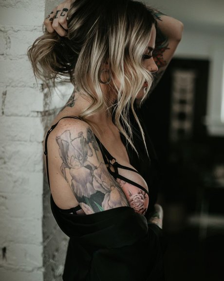 痩せたティーンのオンリーファンズ エロ 写真