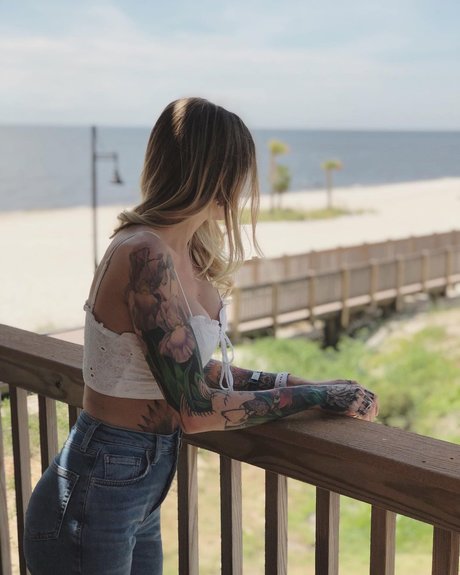 曲線美のシーメールOnlyFans ヌード 写真