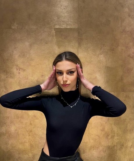 Klea Brahimi セクシーモデル ギャラリー