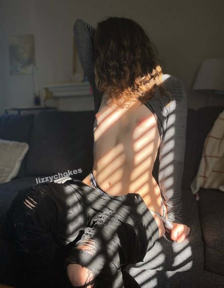 LizzyChokes エロティックなモデル 写真