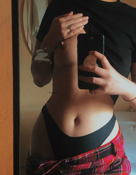 巨乳の熟女オンリーファンズ 美しいヌード 写真