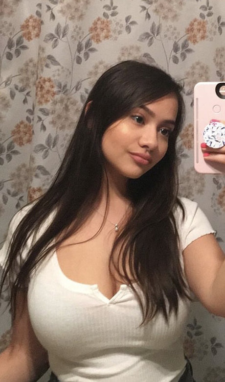 Ellie Johnston XXXモデル 写真