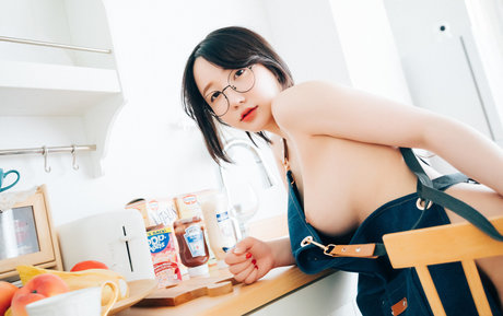 Son Ye Eun スター 裸 写真