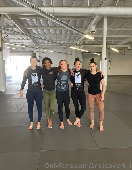 angieoverkill エロティックなモデル 画像