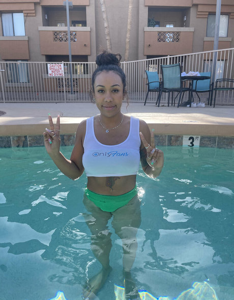 thatonegirlmikeyvlogs ポルノスター 裸 画像