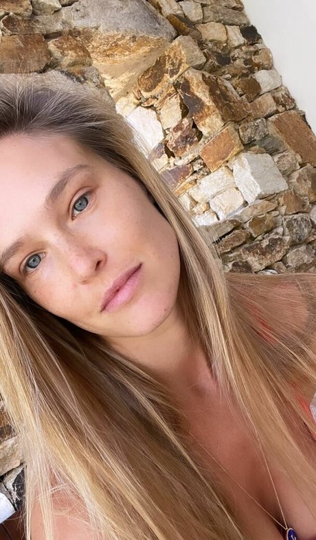 太めのブロンドオンリーファンズ ポルノ 画像