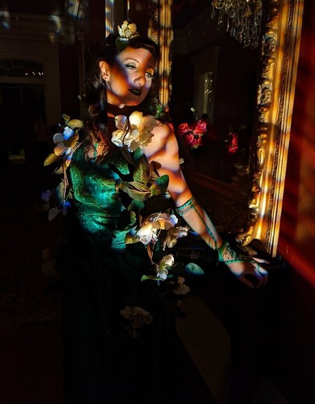 巨大なペニスオンリーファンズ アート裸 画像