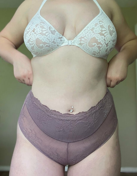 巨乳とお尻のオンリーファンズ セクシーヌード 写真