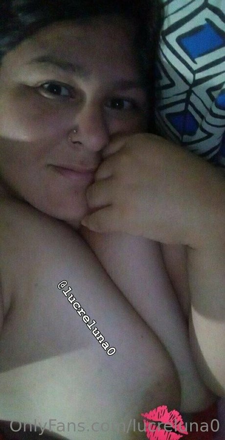 ヌード 屋外 OnlyFans ポルノグラフィック 画像