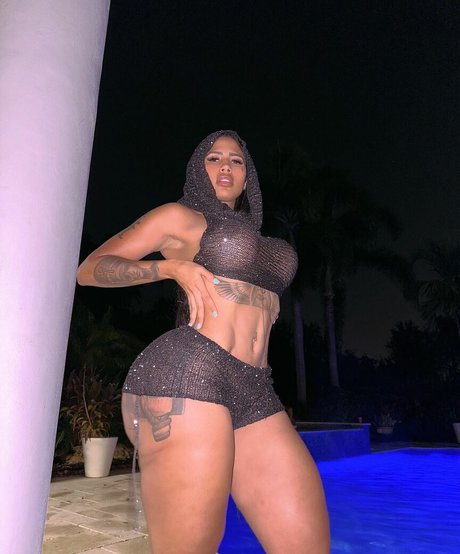 巨乳の黒人女性オンリーファンズ ヌード 画像