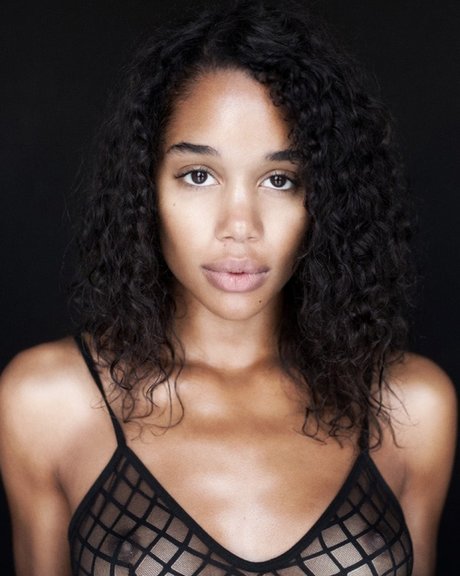Laura Harrier 裸の女優 写真