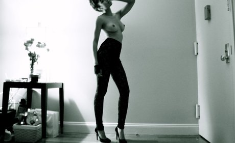 Laura Harrier 裸モデル 写真