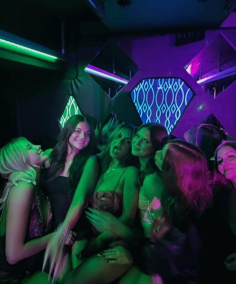 Sara Bella Harris 無料モデル 写真