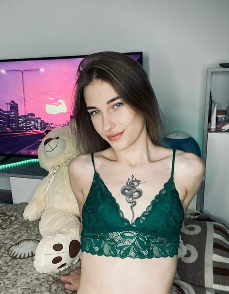 innie skinny 可愛い女優 写真