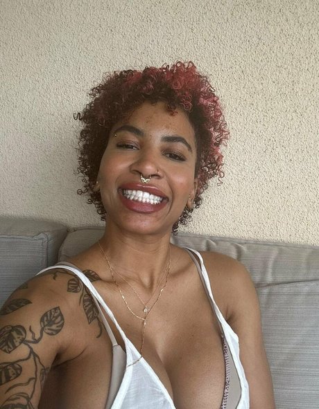 Demi Sutra ヌードのポルノスター 写真