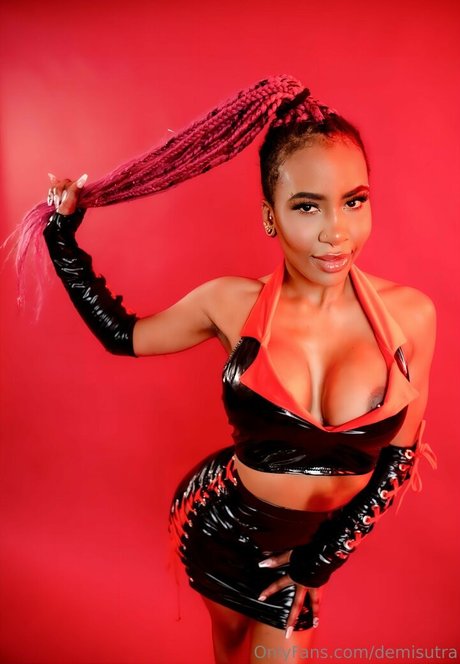 Demi Sutra スター xxx 写真