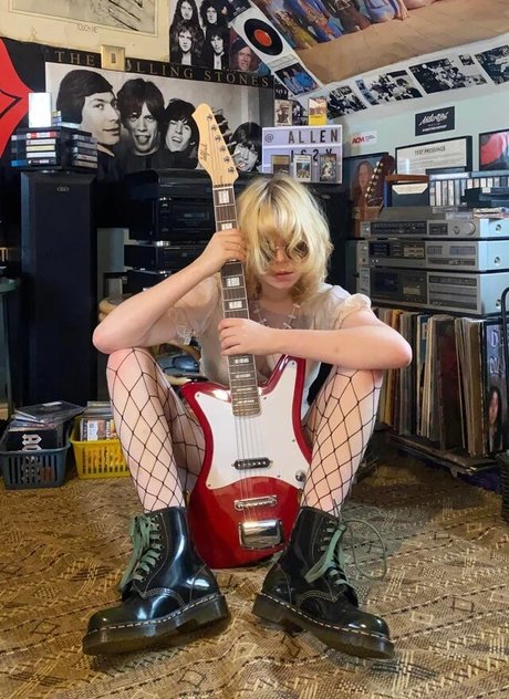 Issy Allen ヌードモデル 写真