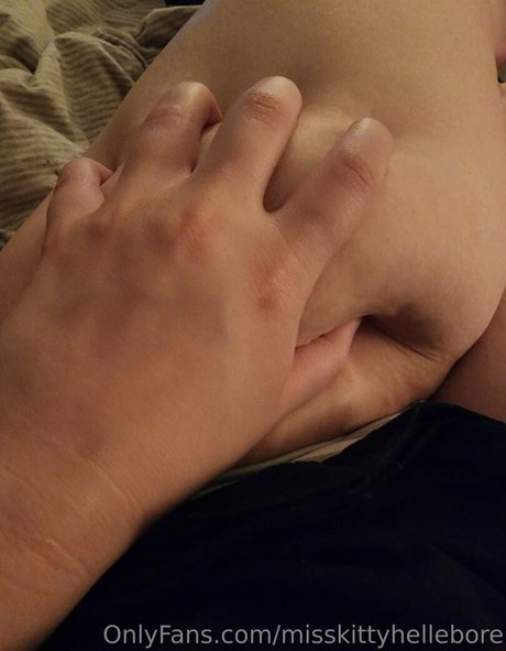 misskittyhellebore かわいいポルノスター 画像