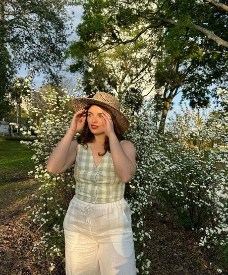 Alondra Larson 女優 写真