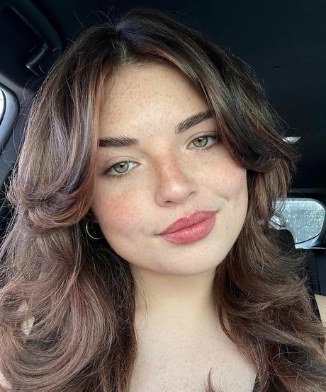 Alondra Larson スター ヌード 写真