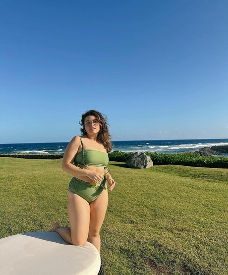 Alondra Larson ポルノモデル 写真