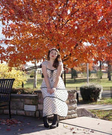 Alondra Larson 裸の女優 写真