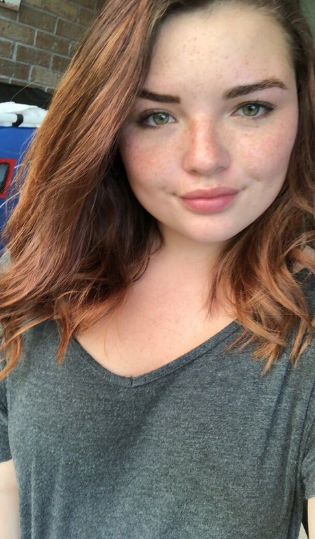 Alondra Larson 裸のスター 画像