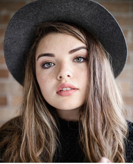 Alondra Larson XXXモデル 画像