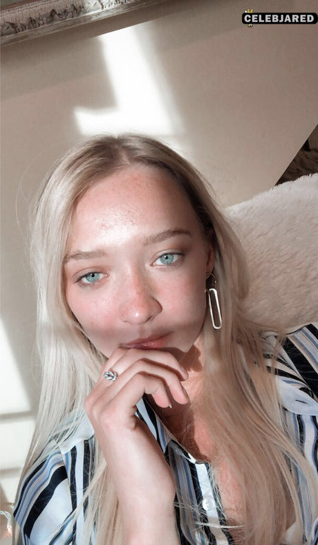 自然な赤毛のオンリーファンズ ポルノ 写真