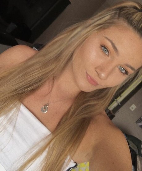 トリミングされたOnlyFans セクシー裸 写真