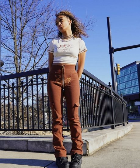 Lexi Vee ホットなモデル 写真