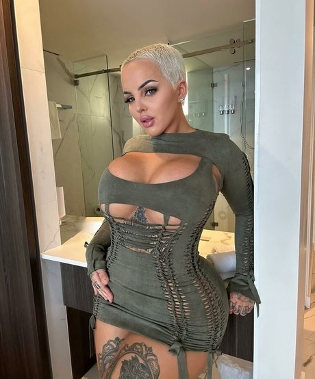 巨乳の赤毛オンリーファンズ 裸 画像