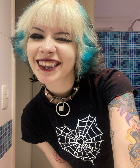 Luh Setra セクシーなポルノスター 写真