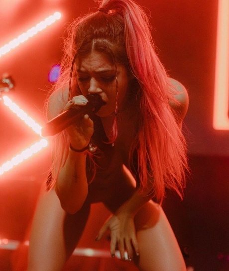 Chrissy Costanza 完璧な女優 写真