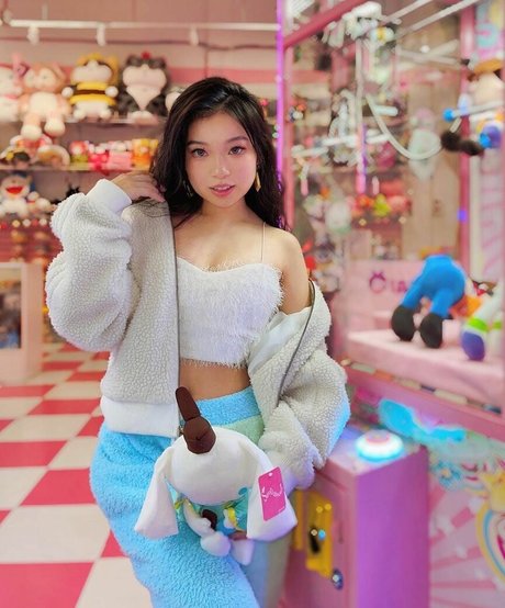 痩せたアジア人ティーン OnlyFans セクシーヌード ギャラリー