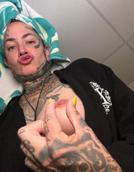 Vero Venturing アダルトモデル 写真