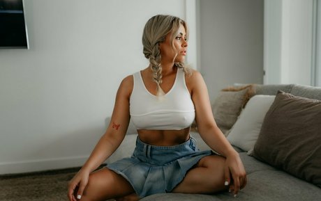 背が高くて巨乳のOnlyFans ヌード 写真