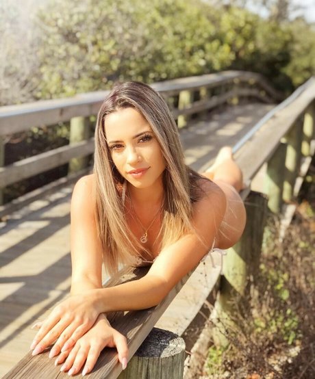 ピアス乳首オンリーファンズ ポルノ 写真