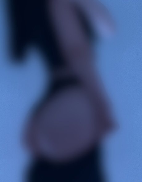 巨大なチンポを持つシーメールオンリーファンズ ホットセクシー 写真