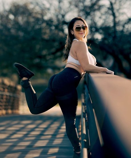 巨大な天然おっぱいオンリーファンズ アダルト 画像