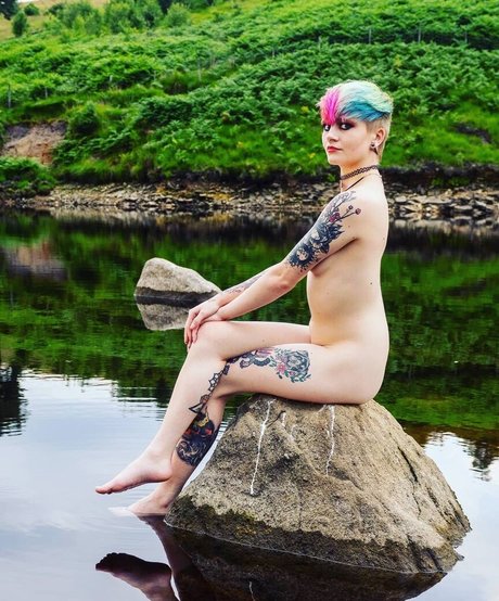 大きな乳首オンリーファンズ ホット 画像