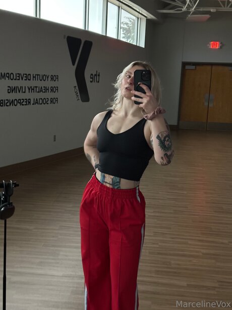 巨乳の黒人女性オンリーファンズ ホット裸 ギャラリー