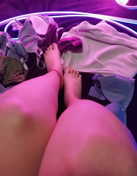 熟女の足オンリーファンズ 無料ヌード 画像