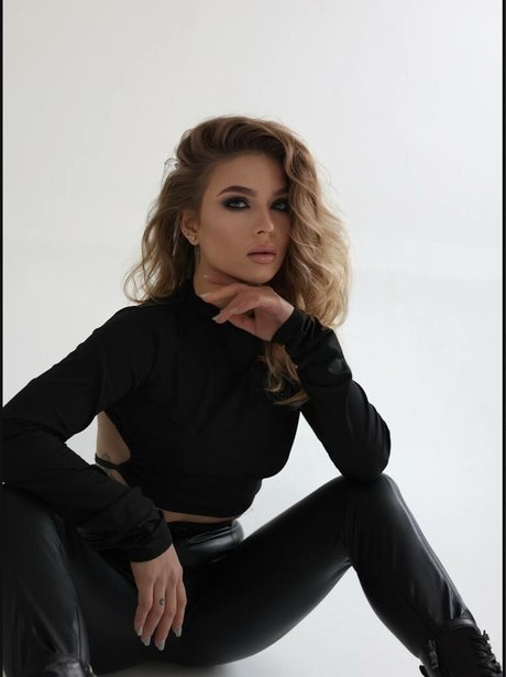 毛深いラテン系オンリーファンズ 無料裸 画像