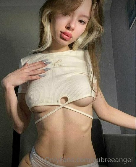 巨乳で曲線美のOnlyFans ホットxxx 写真