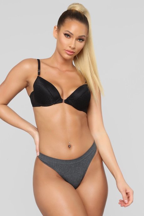 かわいいシーメールオンリーファンズ セクシーヌード ギャラリー