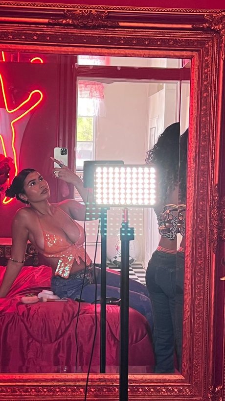 金髪クーガーオンリーファンズ ホットセクシー 写真