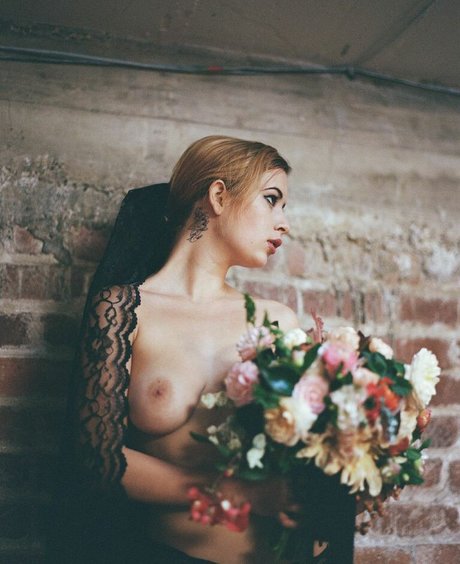 Uli Krown_ アダルトモデル ギャラリー